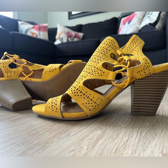 NWOT Yellow heeled sandals - Picture 5 of 7